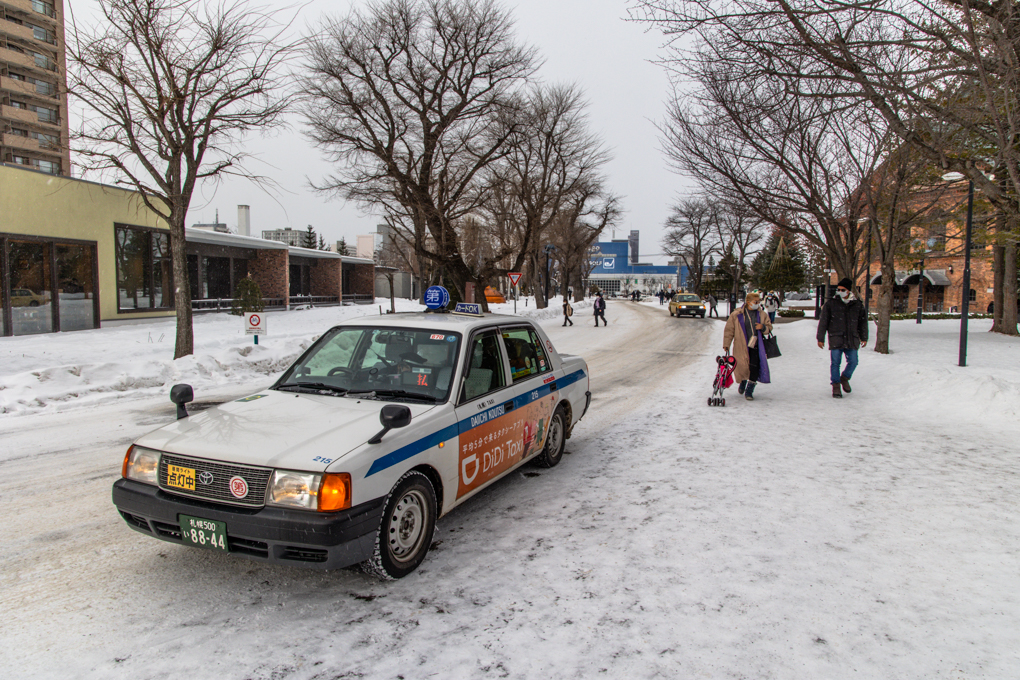 맥주박물관으로_여행객들을_나르고_있는_택시