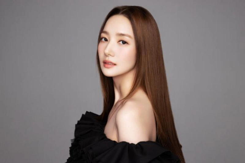 긴 갈색 생머리의 배우 박민영