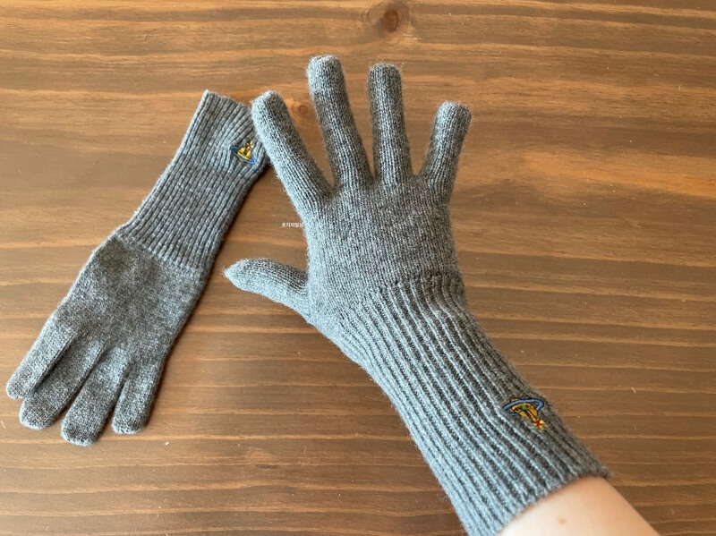 비비안웨스트우드 롱 리브 캐시미어 장갑 - 착용샷