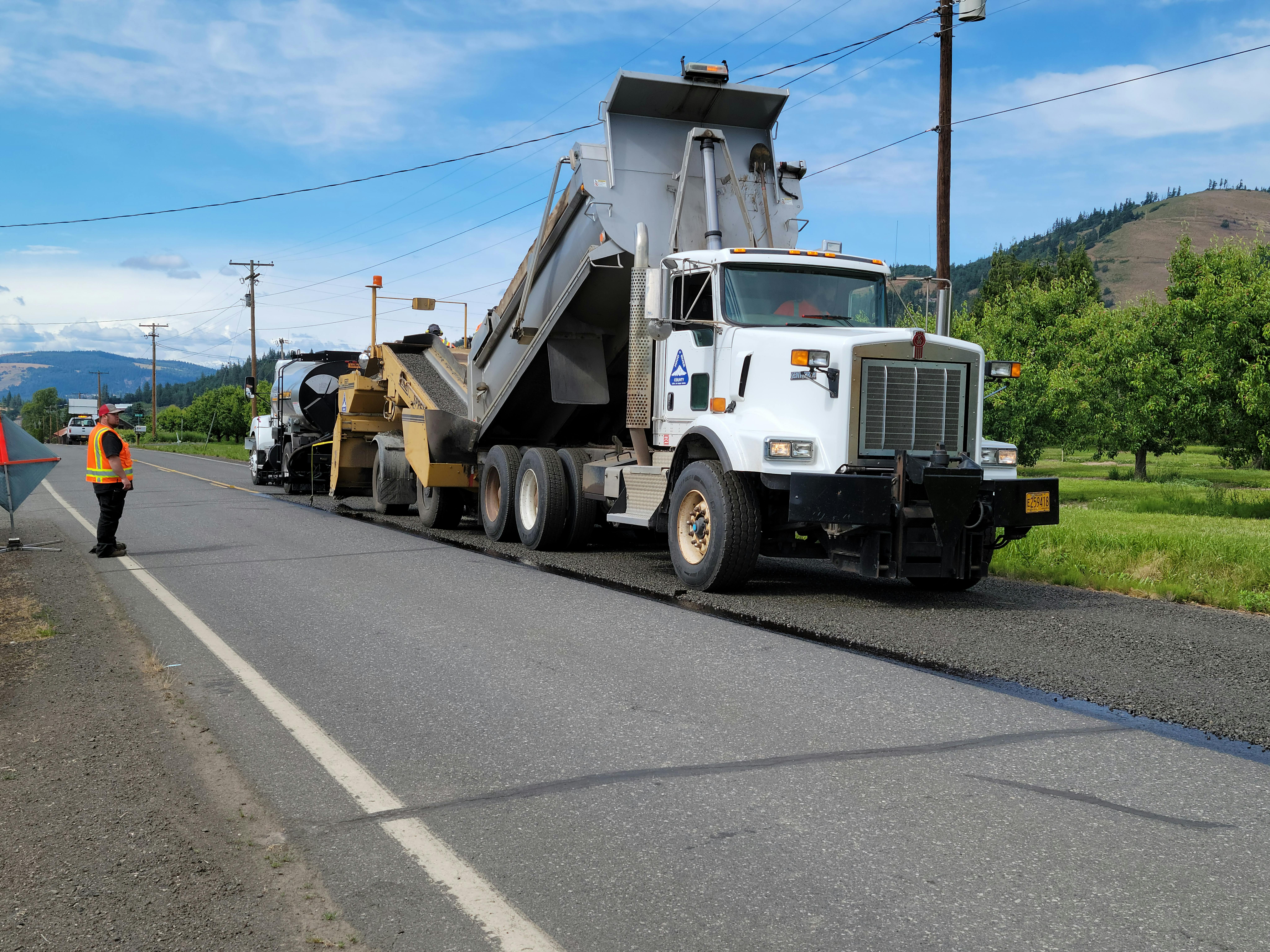 친구와 팔씨름하거나 힘겨루기 하는을 상징하는 이미지