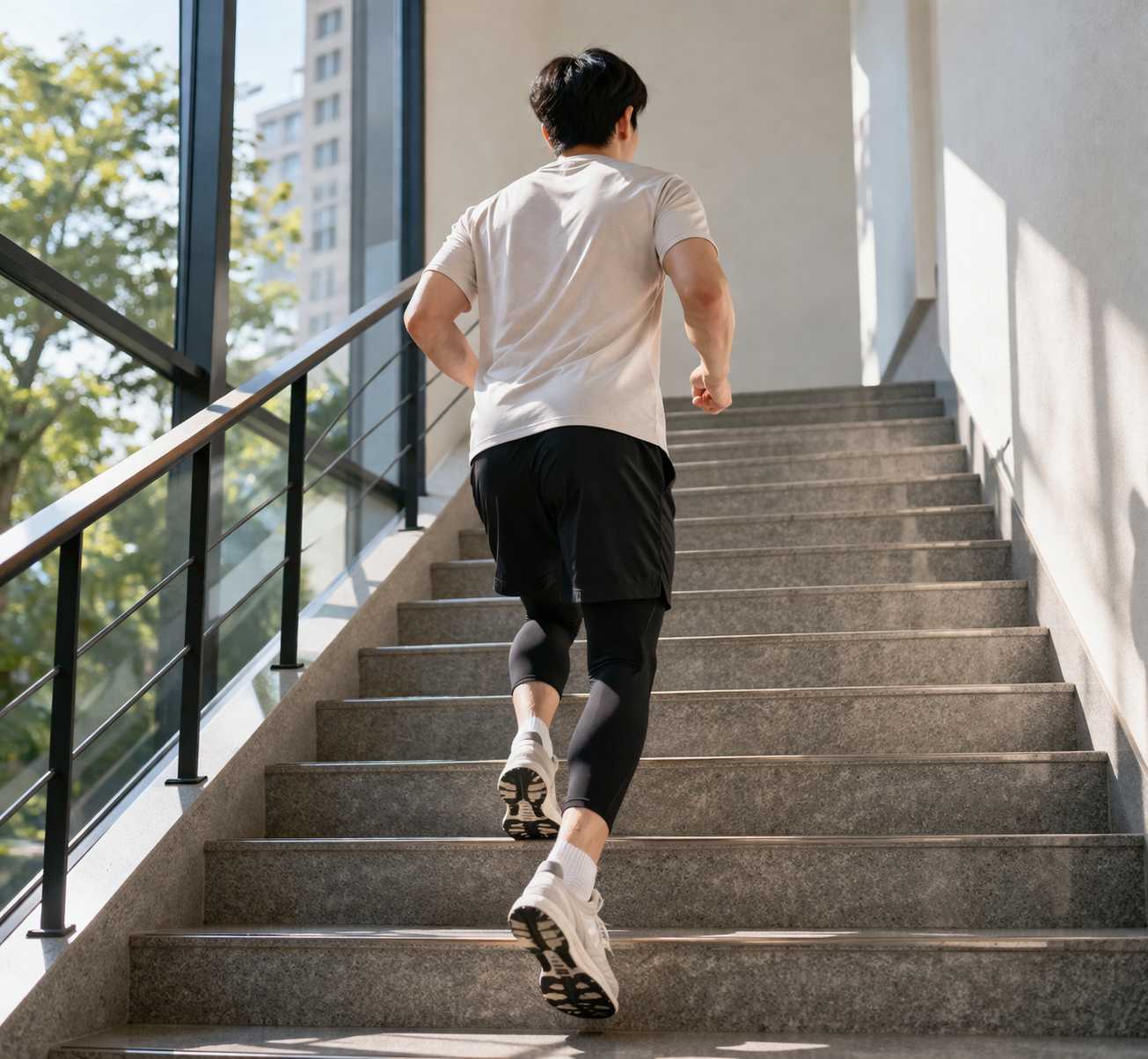 계단을 오르는 운동을 하는 모습