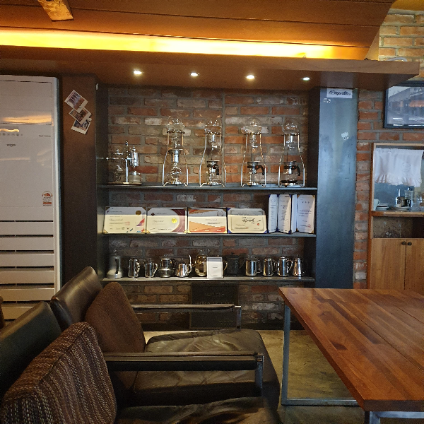 대구 류 커피 로스터스: 대구 스페셜티 커피, 로스터리 카페_매장 내부_콜드 브루