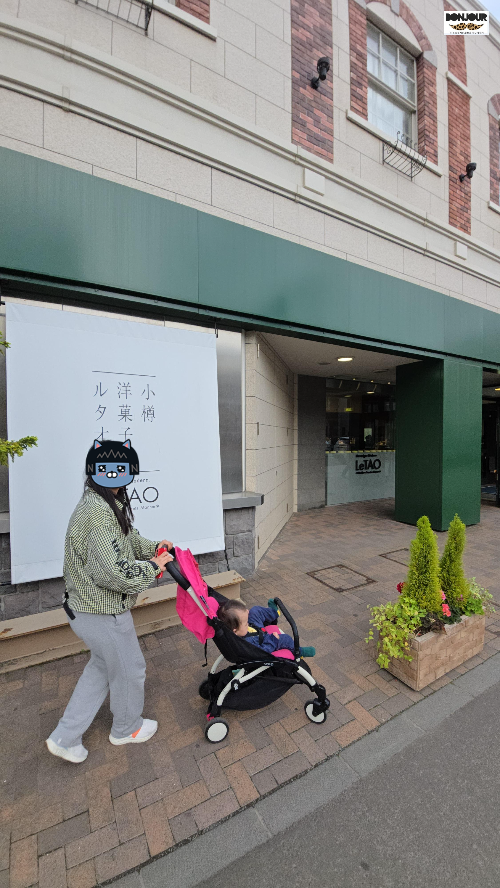 르타오 디저트카페 간판 앞으로 지나가는 10개월 아기와 4개월 임산부