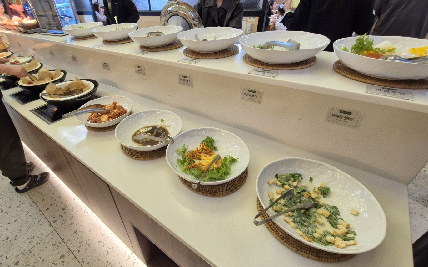 잘 정돈된 샐러드 뷔페