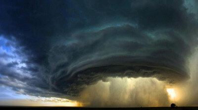 여러개의 토네이도가 합해진 슈퍼 토네이도 모습