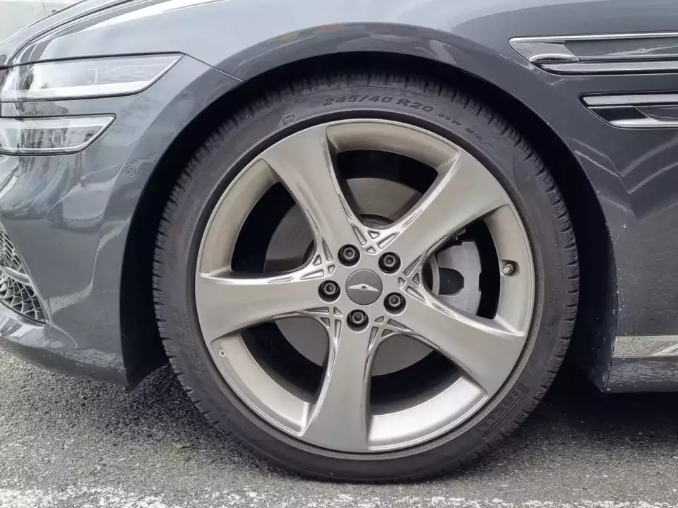 제네시스 G80 2.5T에 꽂혔던 20인치 휠과 타이어입니다.