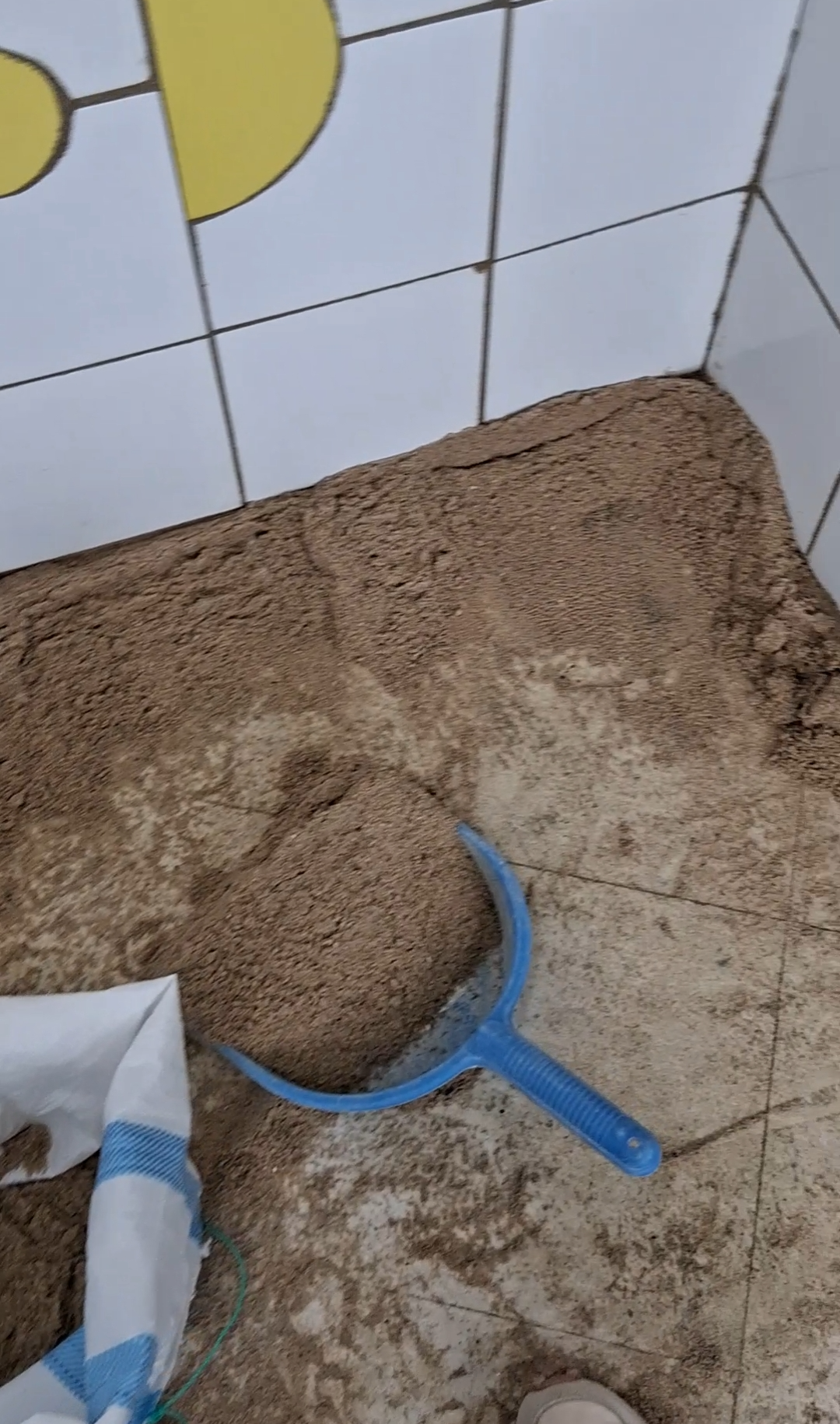 바닥 타일 철거후 모래 정리 모습