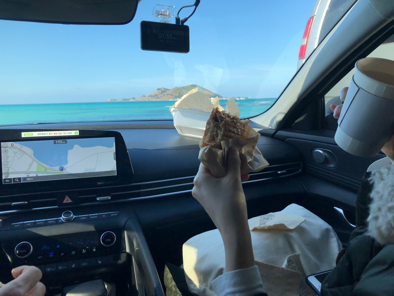 금능해변을-바라보며-콰트로치즈파니니-먹는-모습