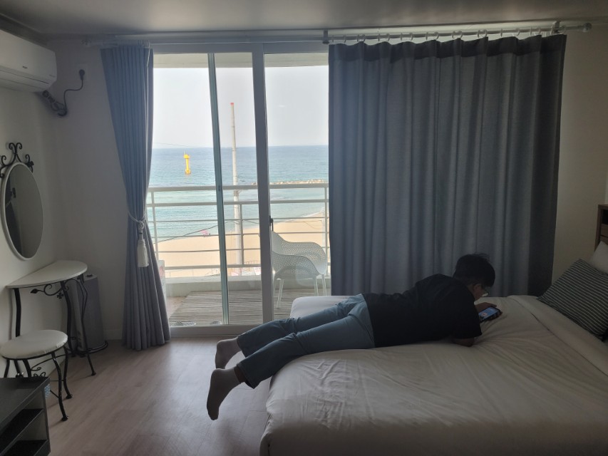 고성 씨랜드 펜션 객실에서 보이는 봉포해변 오션뷰