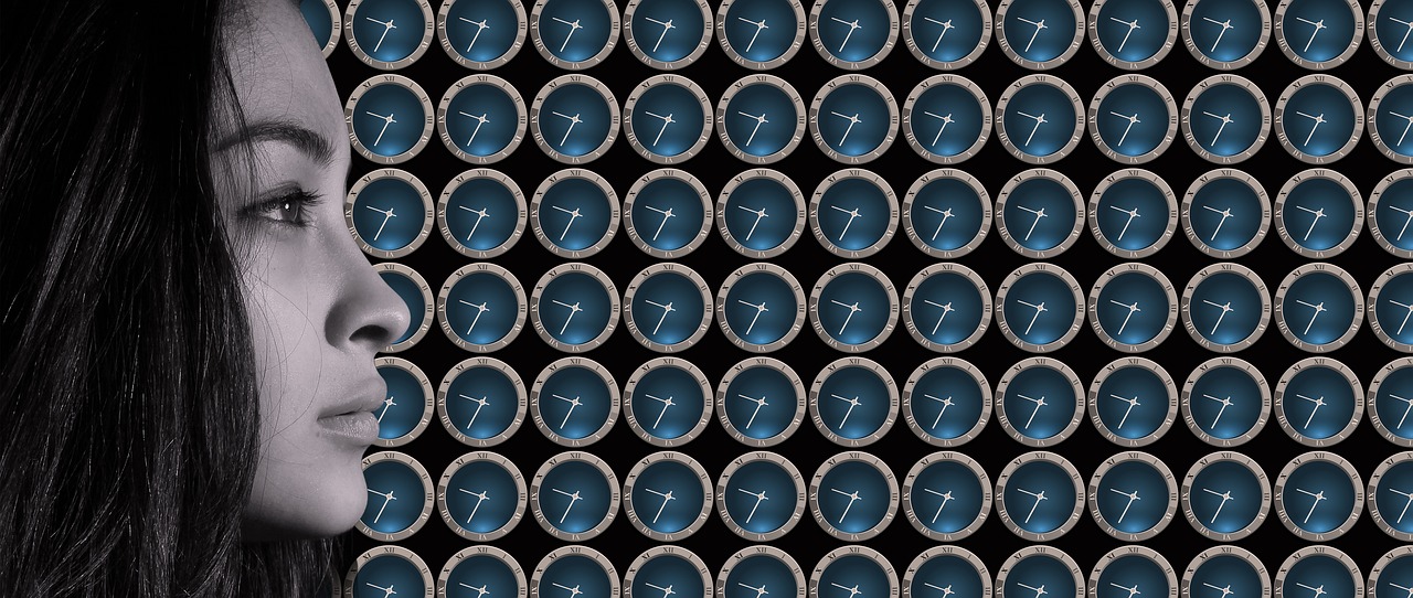 많은 시계와 여자, 시간들 속 습관이 만들어지는 과정