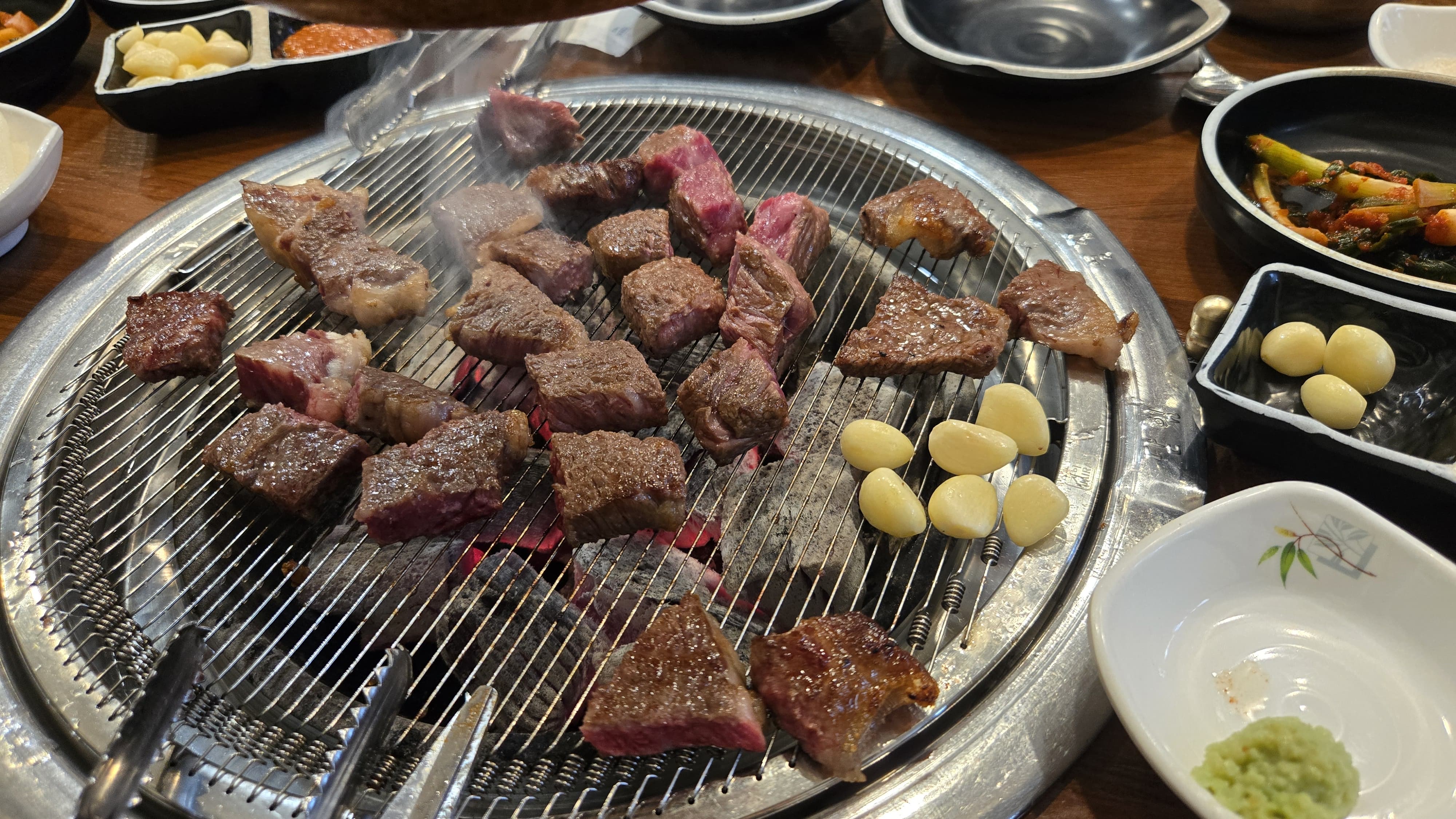 숯불 위에 올려 구워보니 육즙이 살아 있었고 씹을수록 고소한 맛이 입안 가득 