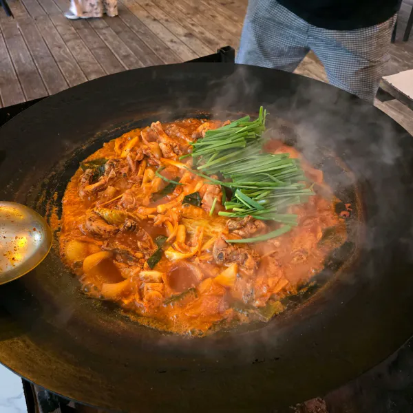 생생정보 대결 맛 대 맛 솥뚜껑 닭볶음탕 vs 솥뚜껑 삼겹살