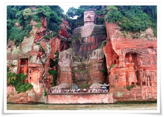 앞으로는 강이 흐르고, 강변의 절벽에 거대한 불상이 조각되어있다. 얼굴은 희고 표정이 온화한 불상은 마치 강을 굽어 살피는듯한 표정으로 내려다 보고 있고, 거대한 불상으로 주변사람은 상대적으로 아주 조그만하게 보인다