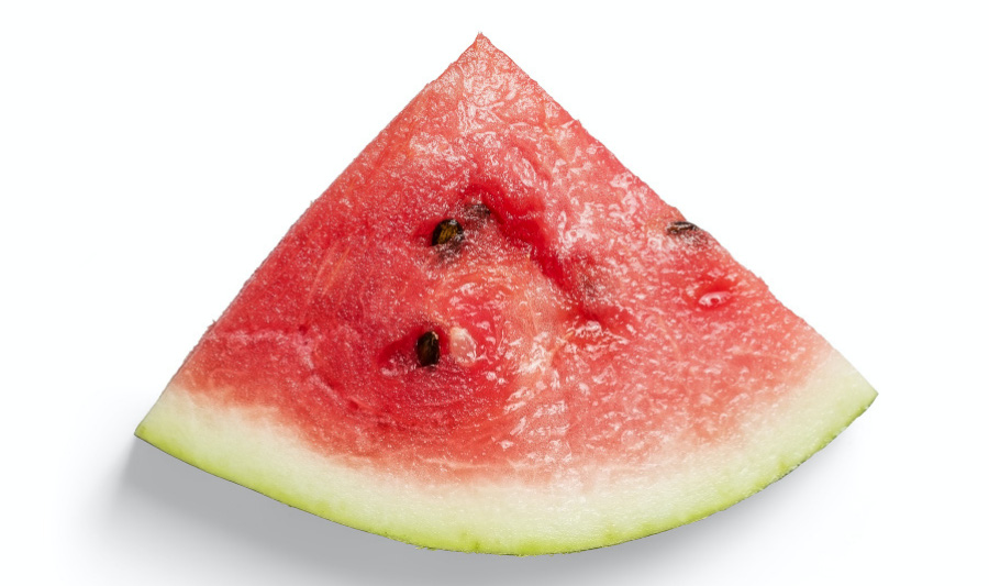 야생에서 채취를 한 수박을 칼로 부채꼴 모양으로 쪼개서 1조각을 하얀 바닥 위에 놓아두고 확대를 하여 찍은 사진
