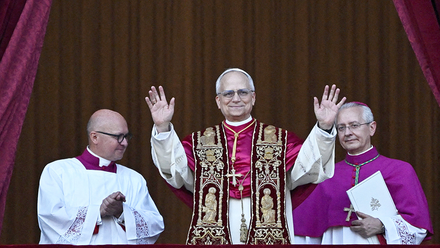 레오 14세 교황의 첫 사도적 축복 우르비 엣 오르비 메시지 장면