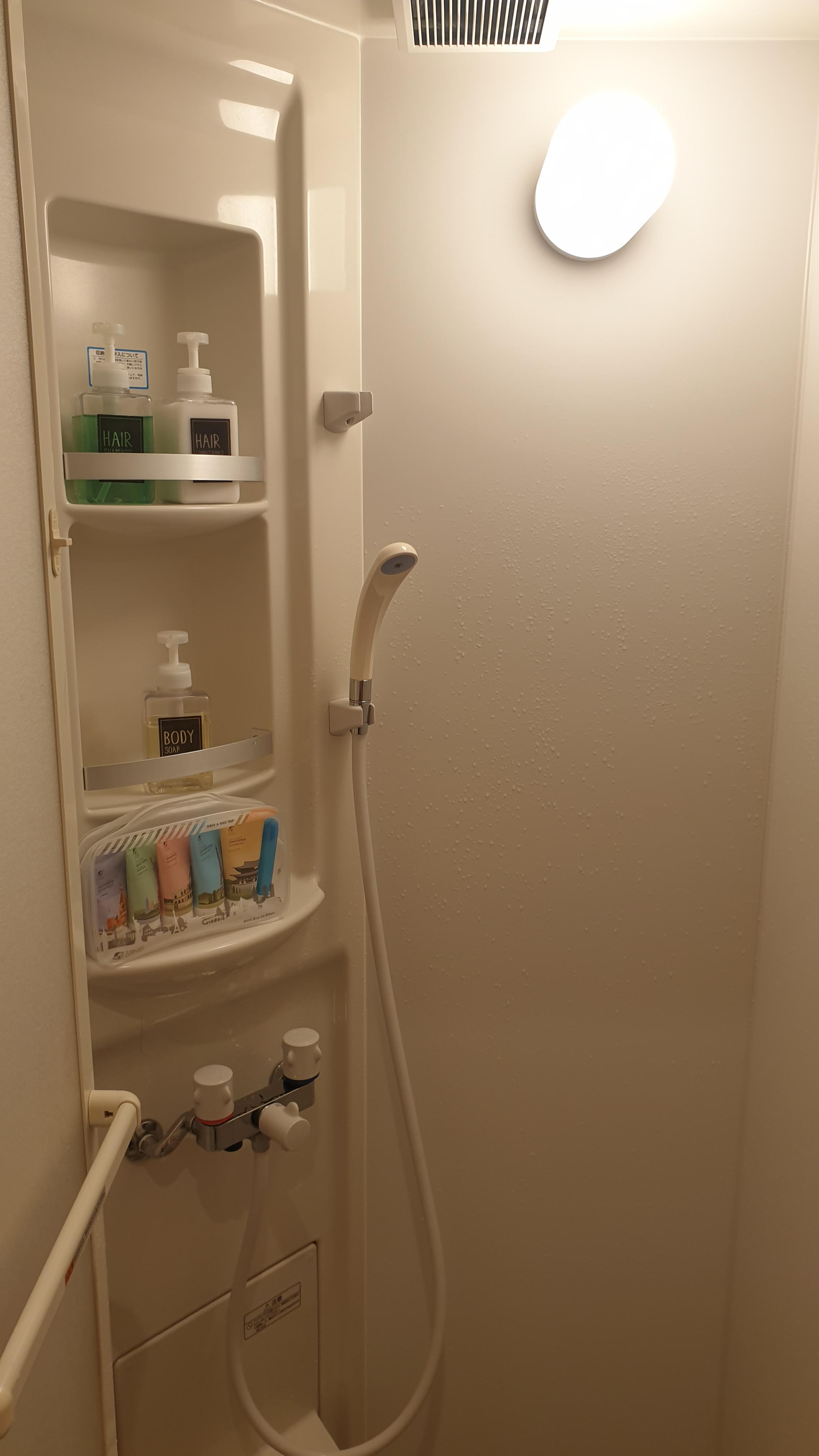 나가사키 게스트하우스 HaFH NAGASAKI SAI 샤워실 내부