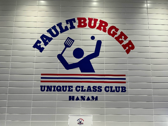 유니크..한 디자인 폴트버거