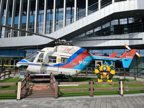 건물 외부에 있는 헬리콥터의 모습