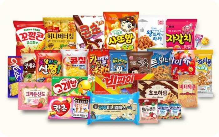 럭키박스 선물세트 내부에 들어가는 과자들을 종류별로 모아둔 장면.
