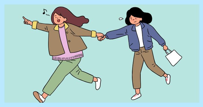 밝게 웃으며 친구의 손을 잡고 함께 뛰어가는 두 여성의 삽화. 우울감을 극복하고 즐겁게 활동하는 모습을 표현.