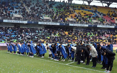 알트태그-팬들에게 사죄하는 수원 선수단