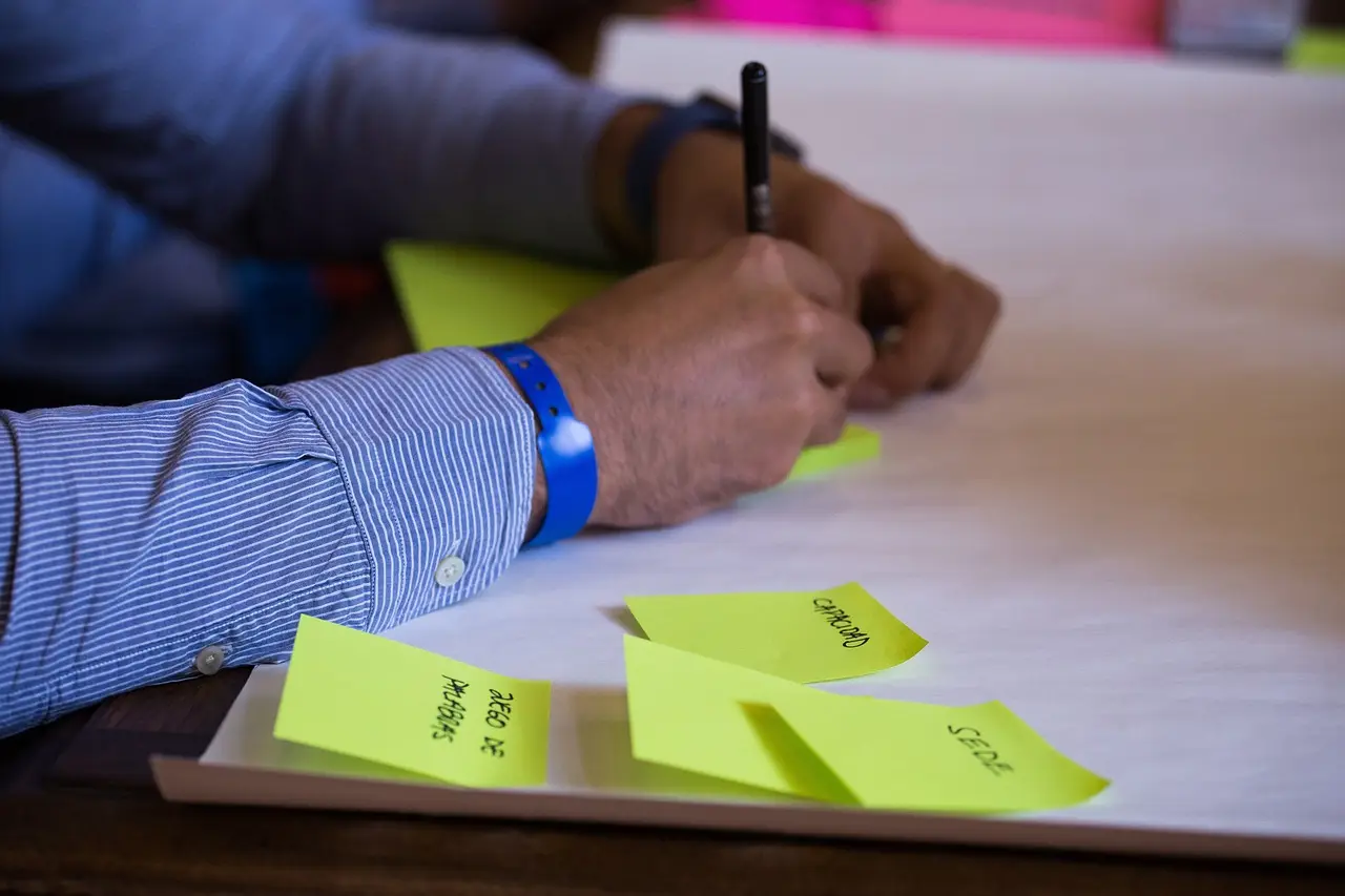 포스트잇-여러개-적고있는-손