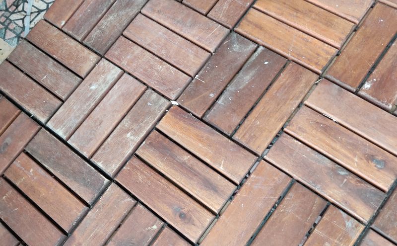 6년의 시간이 흘러 색이 바래지고 이것저것 묻은 이케아 데크