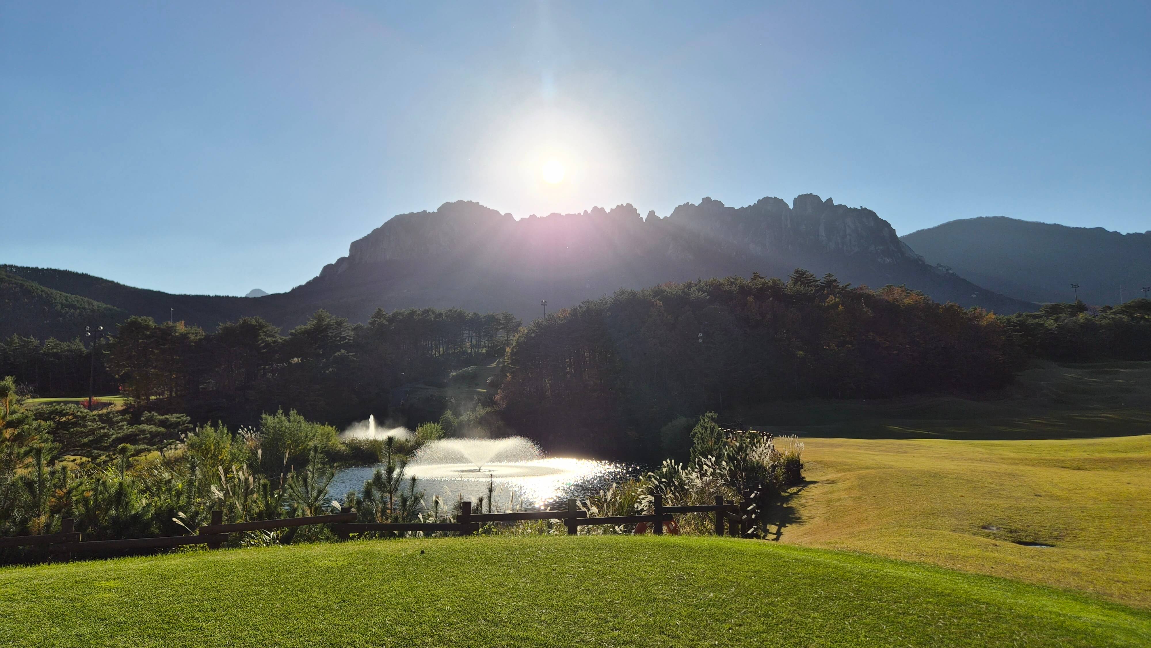 골프장 경험담 소노펠리체cc델피노 설악산 울산바위와 탁 뜨인 동해 바다 소나무가 멋진곳