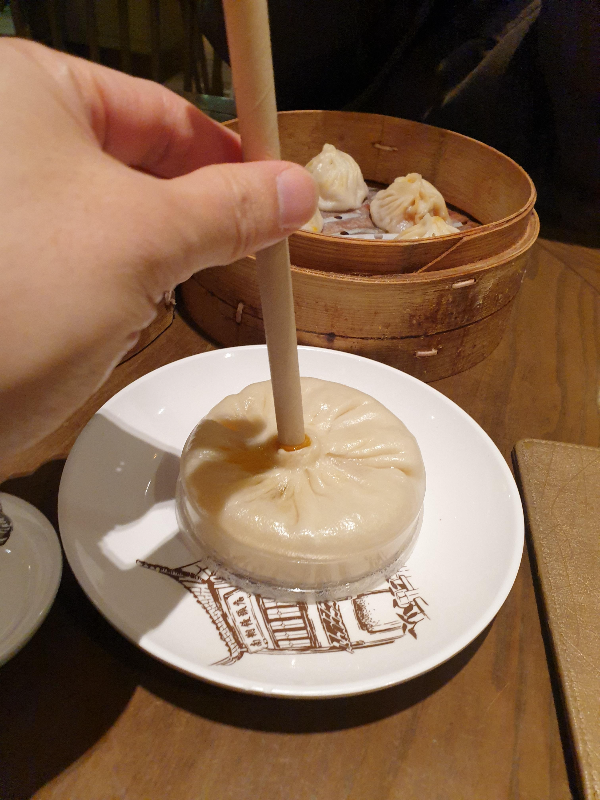 빨대 만두에 빨대를 꼽는 모습