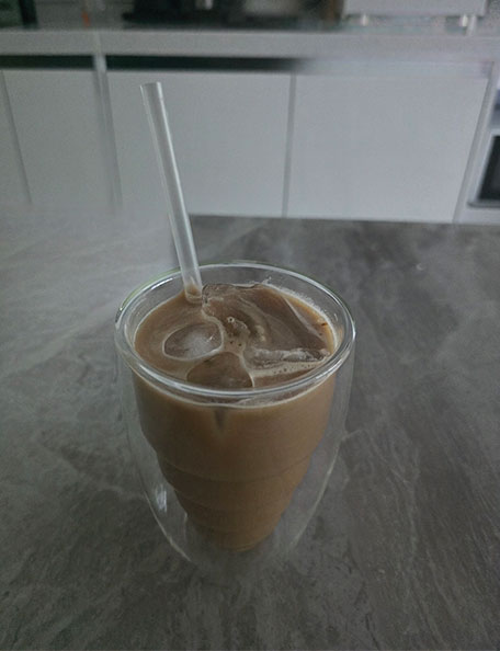 시원한 코코넛 커피 한 잔