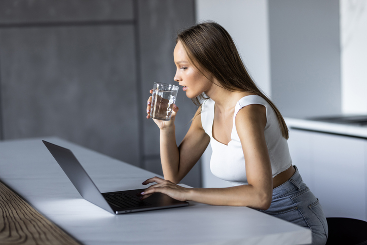 보습 크림보다 강력한 한 잔, 물이 피부를 바꾼다