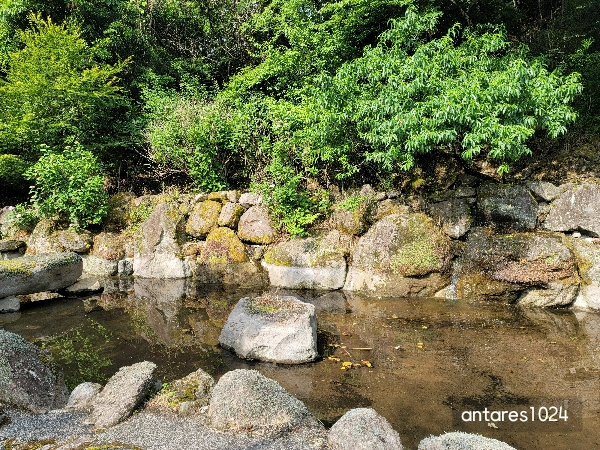 료칸-외부에-있는-작은-개울