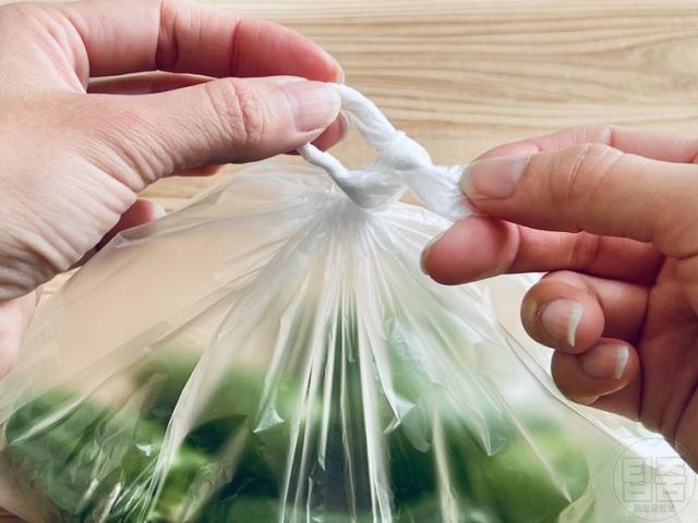 꽉 묶인 비닐봉투 매듭 쉽게 푸는법