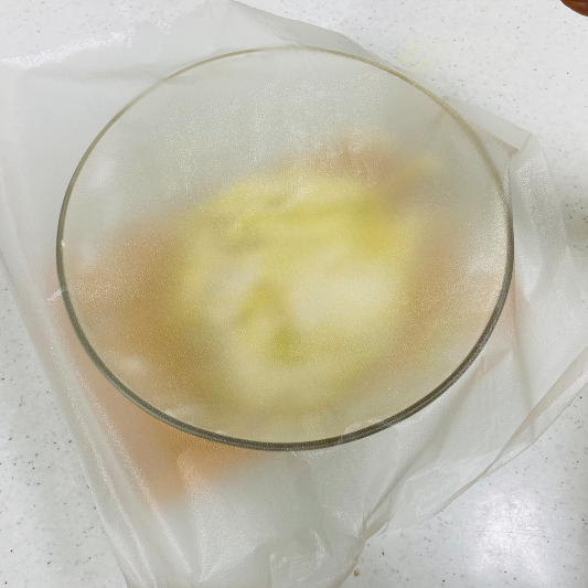 반죽볼에 랩을 씌워 휴지하는 사진