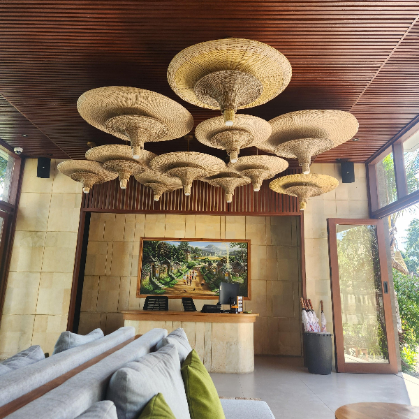 천장 조명이 발리 전통 모자와 비슷하다. 빌라 객실 거실로 넓다.