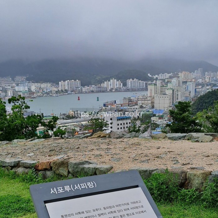 통영앞바다가 보입니다.