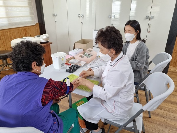 보건소에서 암검사하는 모습