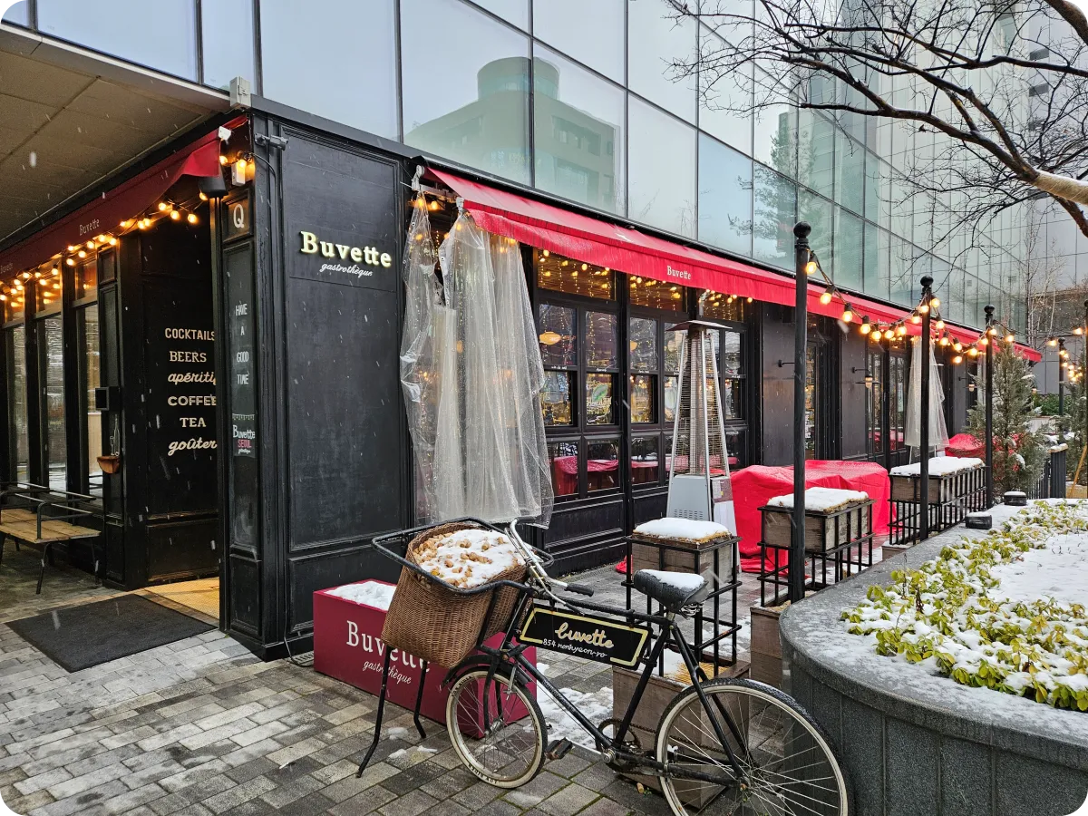 압구정역-프랑스-음식-전문점-부페트-압구정점-매장모습-테라스-옆-눈덮인-자전거