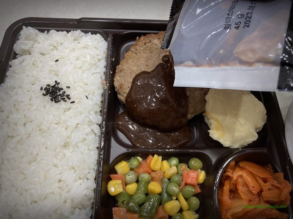 GS25 편의점 혜자로운집밥 에그함박스테이크 도시락 2023년 4월 반찬 구성(함박 스테이크, 소스)