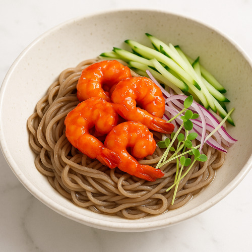 아삭한 채소와 함께 담긴 매운 새우 메밀면