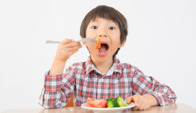 야채를 먹는 아이