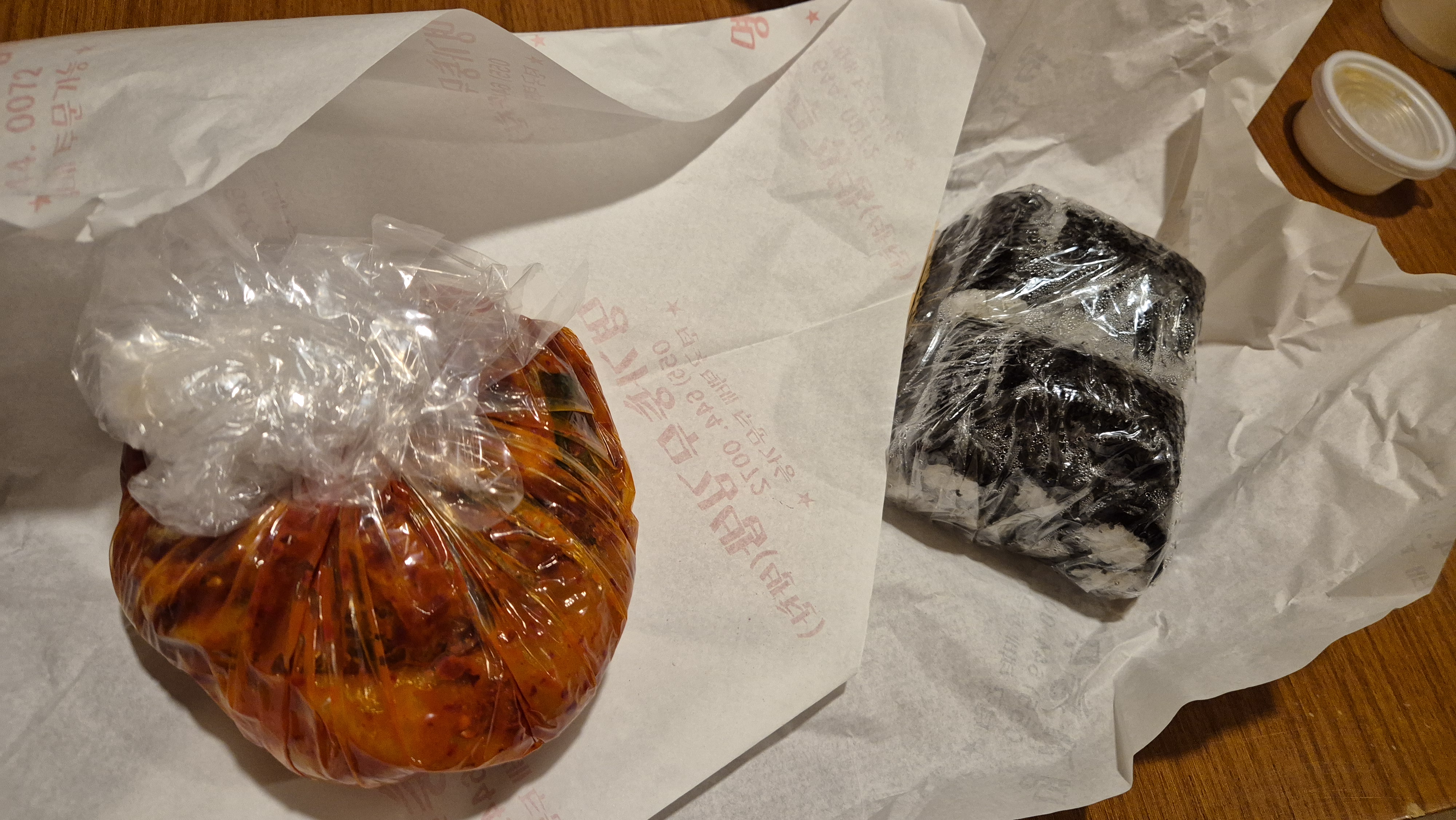 통영 명가충무김밥 2인분 비닐로 포장되어 있음.