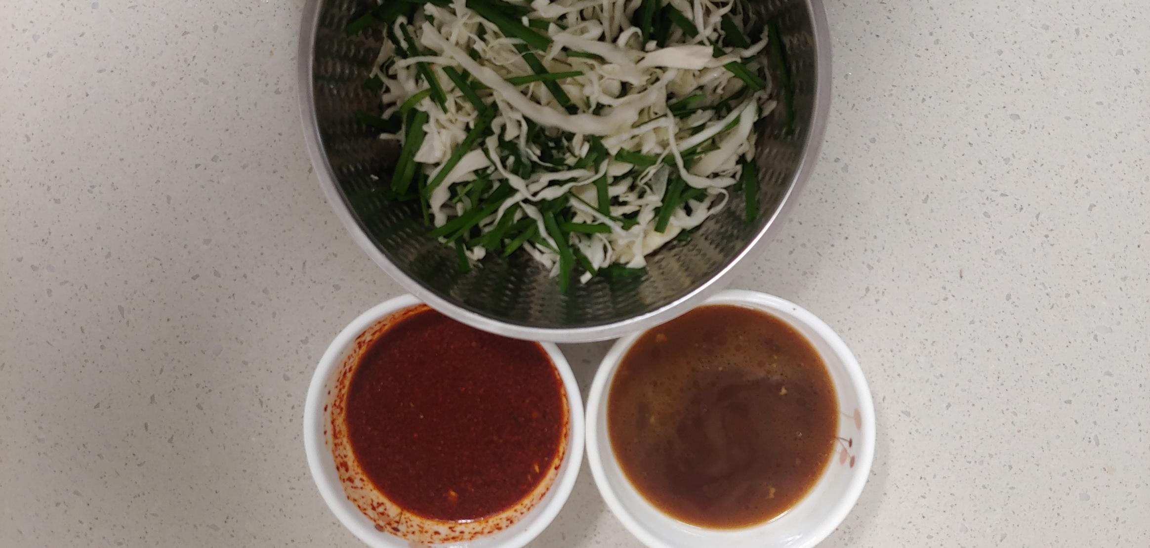 고추가루 양념장&#44; 간장 양념장과 함께 만든 양배추+부추입니다. 해당 장들을 기호에 맞게 섞어서 닭이랑 드세요.