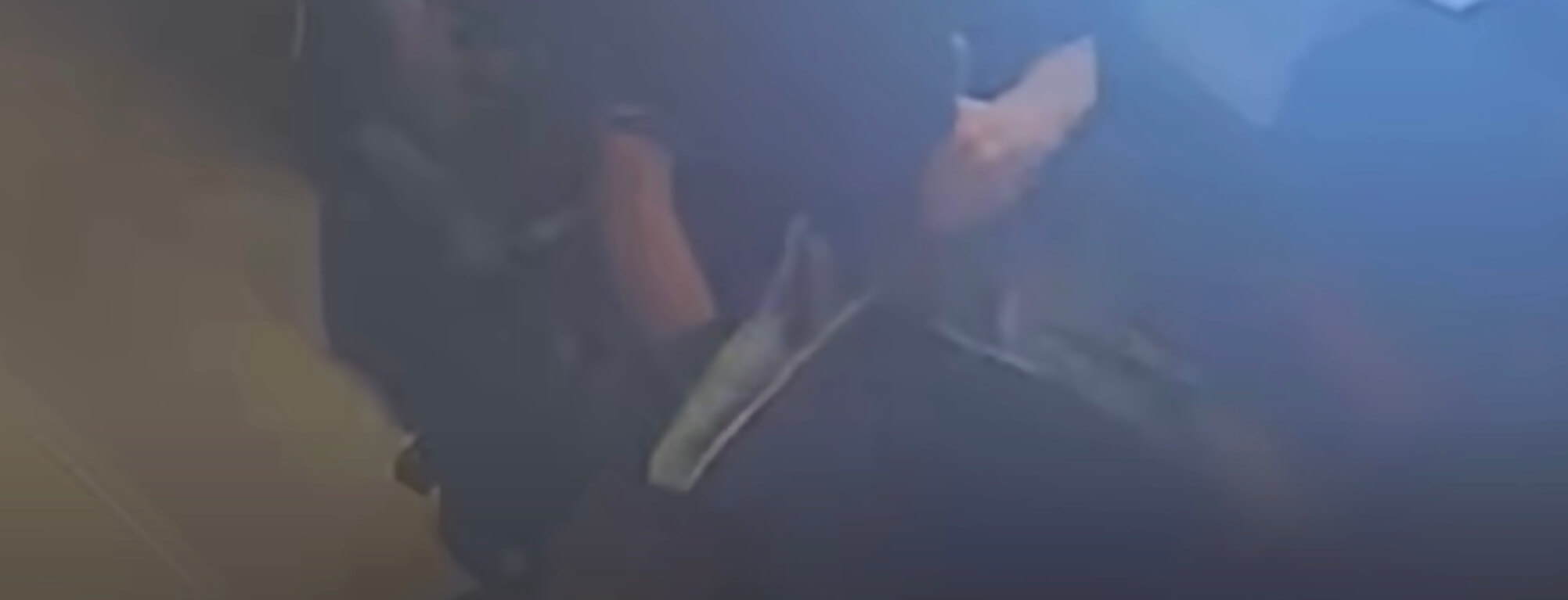 왼손을 우산속에 넣는 손님