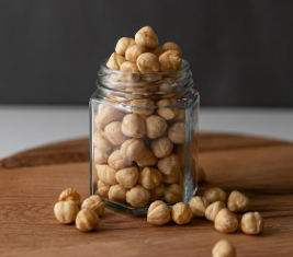 견과류가 유리병에 담겨 있는 이미지