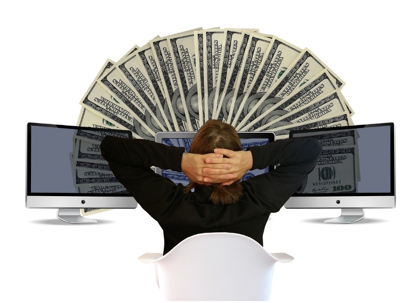 여성이 금융계획을 위해 컴퓨터를 보고 있는 사진