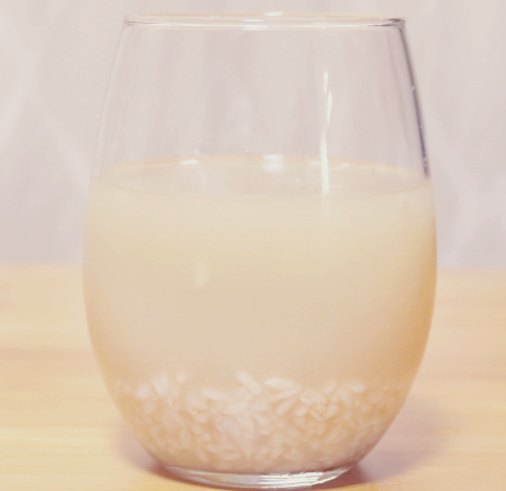 식혜를 만들어 잔에 부은 사진