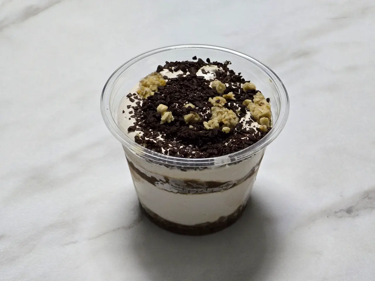 밤 티라미수 포장을 뜯고 내용물이 보이는 사진