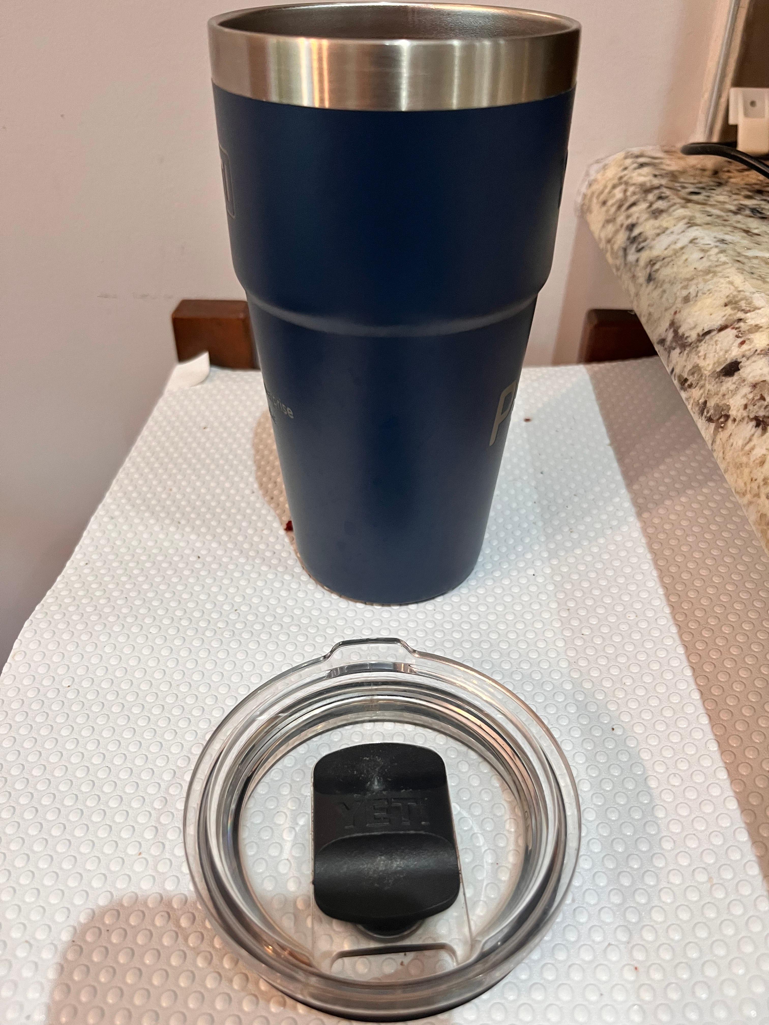 yeti 텀블러의 뒷면 모습과 뚜껑의 모습