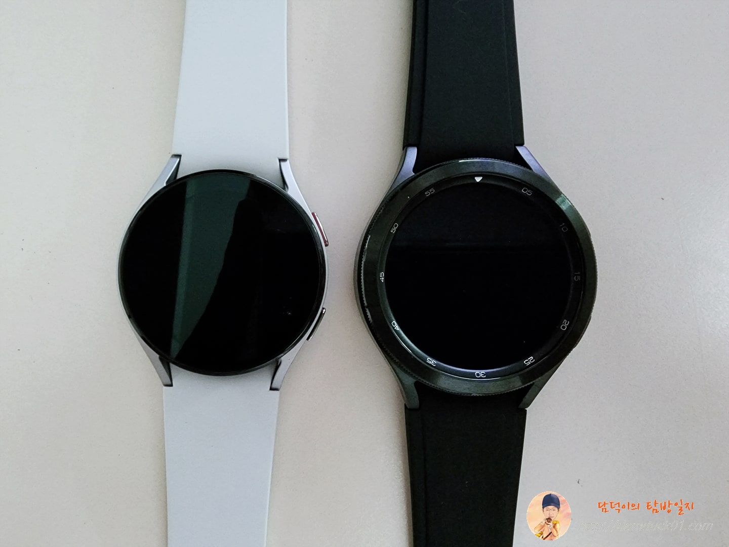 Galaxy Watch 4 40mm와 Galaxy Watch 4 Classic 46mm 크기 비교